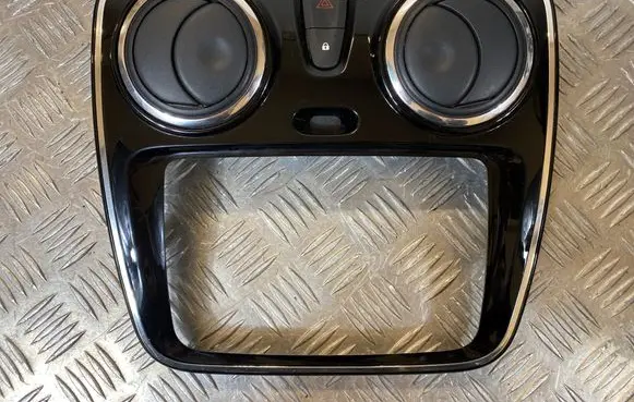 Dacia Lodgy Radio/GPS head unit trim 682604219R