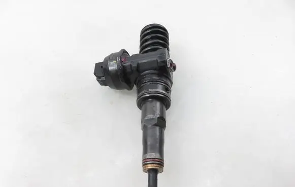Volkswagen Golf V Fuel injector 0414720215 038130073AG