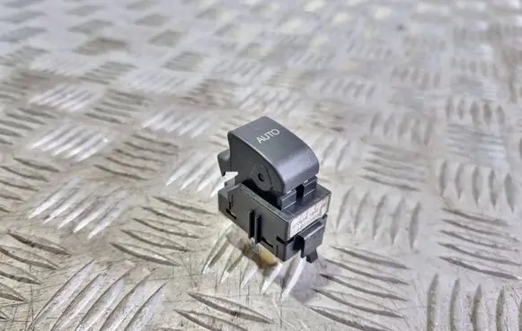 Toyota Avensis T250 Electric window control switch 8481005050