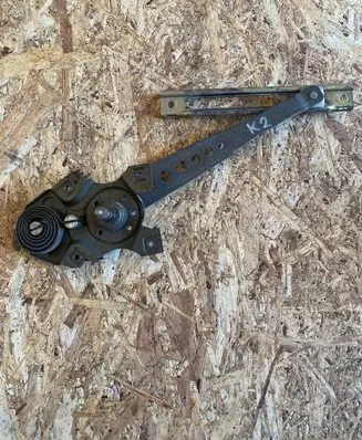 Rear door manual window regulator