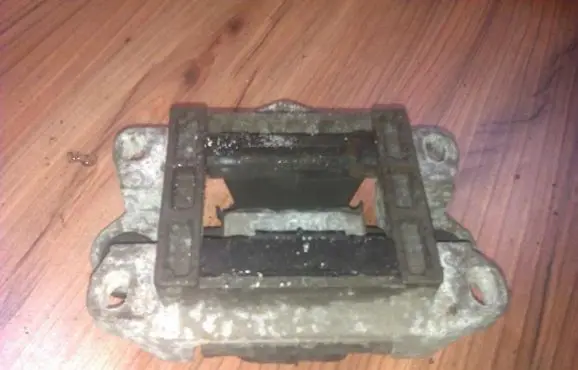 Ford Mondeo Mk III Engine mount bracket 95bb9b929aa