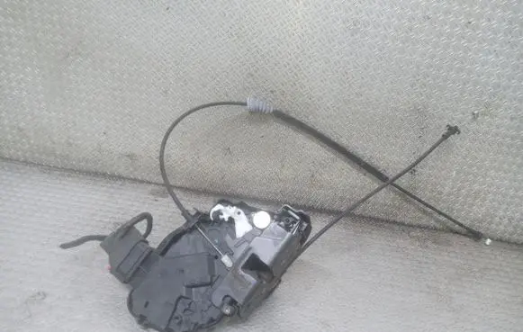 Volvo C30 Front door lock 30753664