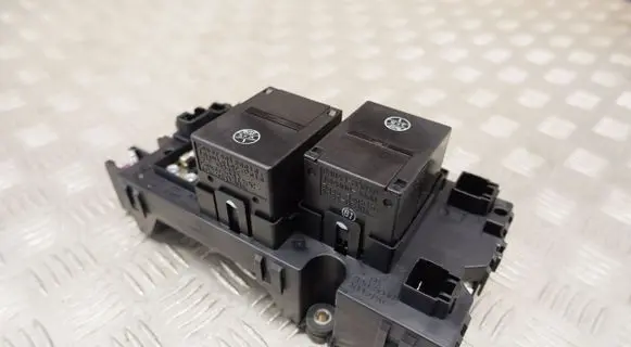 Lexus LS 460 - 600H Relay mounting block G92Z150010