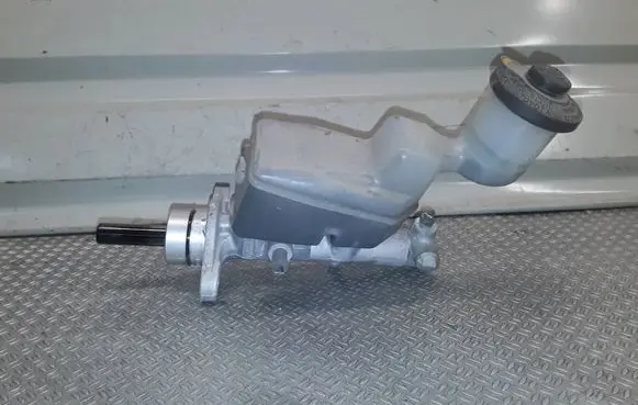 Toyota RAV 4 (XA20) Master brake cylinder