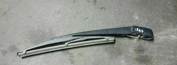Nissan Leaf I (ZE0) Rear wiper blade arm