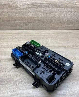 Opel Astra H Fuse module 13206762 5DK008669