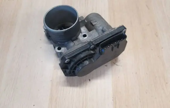 Suzuki Swift III Throttle body valve 76M0