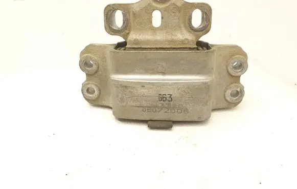 Volkswagen PASSAT B6 Engine mount bracket 3C0199555