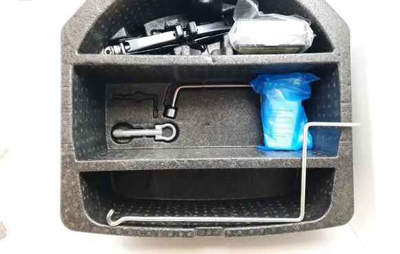 Toyota Avensis T270 Tool set 6442905040