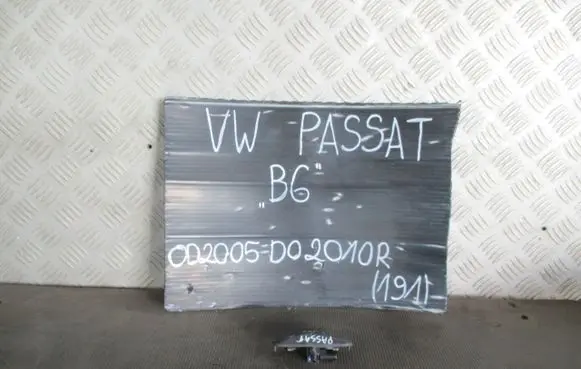 Volkswagen PASSAT B6 Windshield washer spray nozzle 