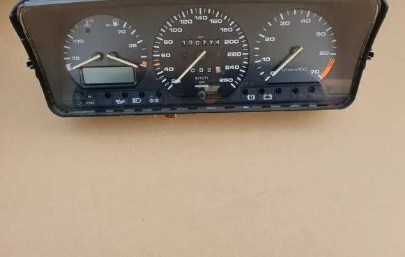 Volkswagen PASSAT B3 Speedometer (instrument cluster) 357919033AH
