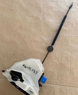 Volkswagen Golf V Rear door lock 7L0839016