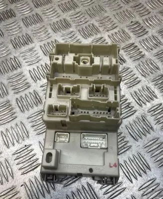Toyota RAV 4 (XA20) Fuse module 8273342080 4C310838