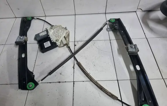 Volkswagen Jetta V Front window lifting mechanism without motor 994856106