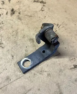 Ford Mondeo MK IV Front door lower hinge A046575