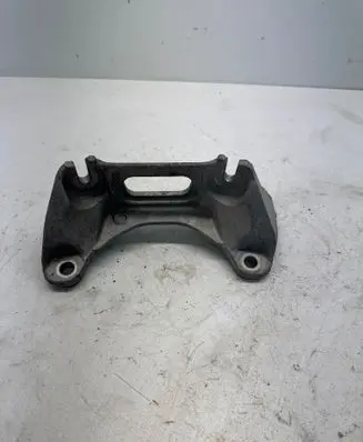 Gearbox mounting bracket