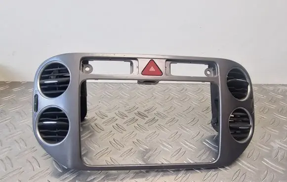 Volkswagen Golf Plus Radio/GPS head unit trim 5M0858071K