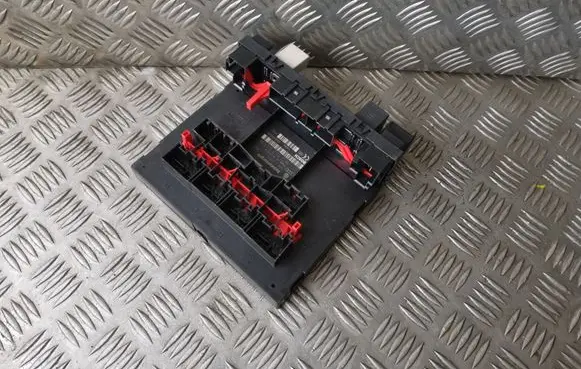 Volkswagen Touran I Fuse module 1K0937049M