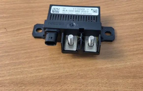 Mercedes-Benz E AMG W212 Charging relay A0009822023 1110029 14011400210500