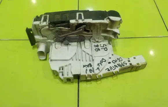 Mercedes-Benz Sprinter W906 Front door lock 
