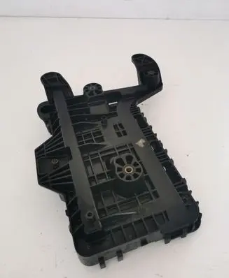 Volkswagen PASSAT CC Battery tray 1K0915333