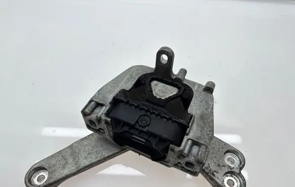 Engine mount bracket