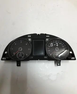 Volkswagen PASSAT B7 Speedometer (instrument cluster) 3AA920