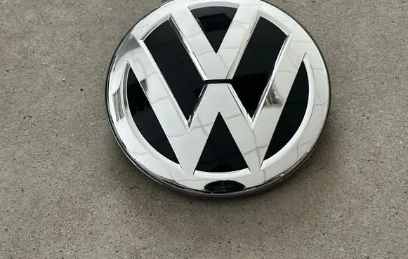 Volkswagen Golf VII Manufacturer badge logo/emblem 3G0853601A
