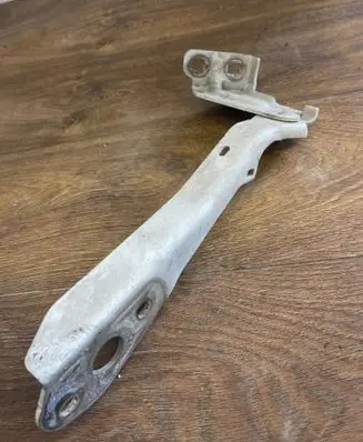 Engine bonnet/hood hinges