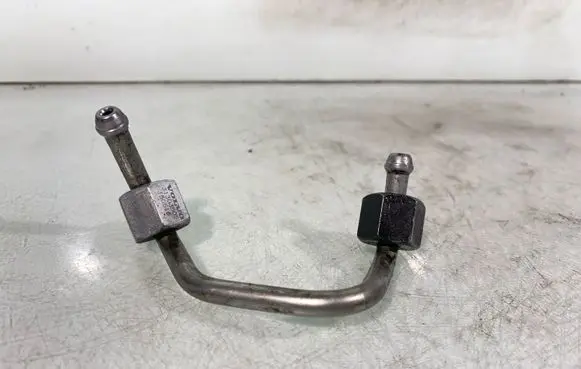 Volvo V60 Fuel injector supply line/pipe 31303505