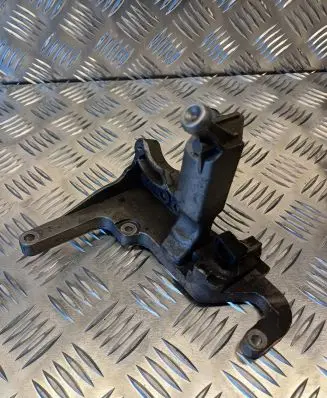 Intercooler pipe mounting bracket