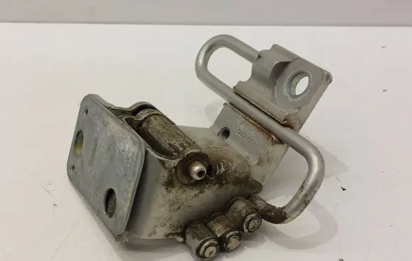 Volkswagen Touran I Front door lower hinge 1T0831412C