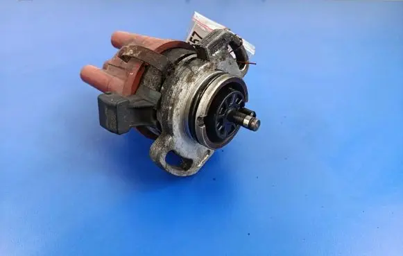 Volkswagen Golf III Spark distributor 030905205AA