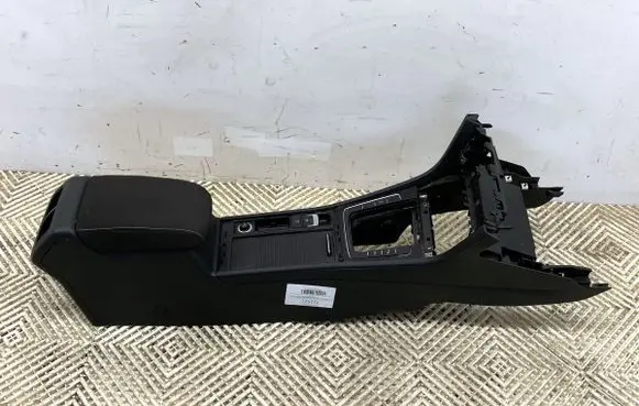 Volkswagen Golf VII Center console 