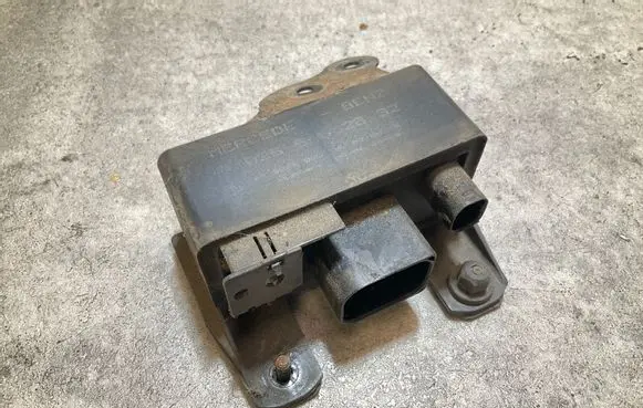 Mercedes-Benz E W211 Glow plug pre-heat relay 0255452832