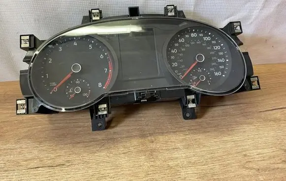 Volkswagen Tiguan Speedometer (instrument cluster) 5NA920950E