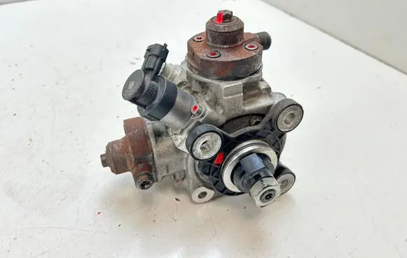 Volvo XC70 Fuel injection high pressure pump 31372081