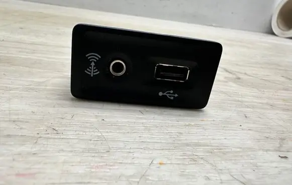 Porsche Cayenne (92A) USB socket connector 5Q0035726E