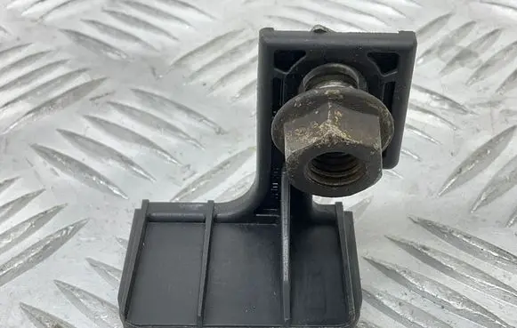 Audi TT TTS Mk2 Headlight/headlamp mounting bracket 8J0805637