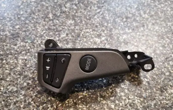 Toyota Avensis T250 Steering wheel buttons/switches 75B596