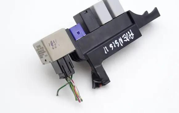 Toyota Avensis T250 Fuse module 8198005040
