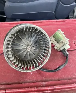 Volkswagen PASSAT B3 Heater fan/blower 357819021