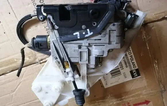 Volkswagen PASSAT B6 Rear door lock 3C4839015A