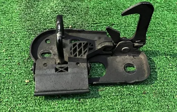 Volkswagen Touareg II Engine bonnet/hood lock/latch loop/hook 3C0823480A