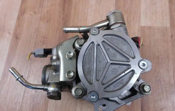 Mazda 3 III Fuel injection high pressure pump PE01203F0