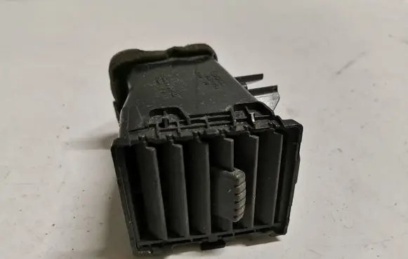 Nissan X-Trail T30 Dash center air vent grill 68750EQ000
