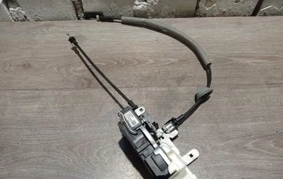 Volvo V40 Front door lock 121112 31301422 9333741002