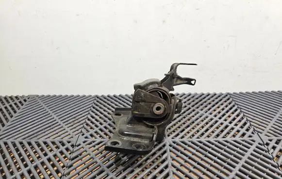 Toyota Prius (XW30) Engine mount bracket