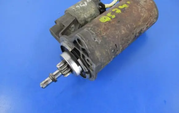 Volkswagen Golf II Starter motor 068911023G