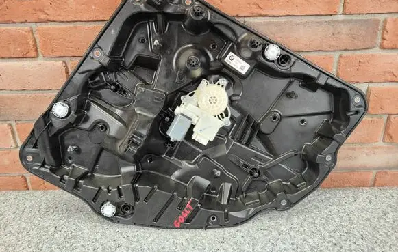 Rear window lifting mechanism without motor